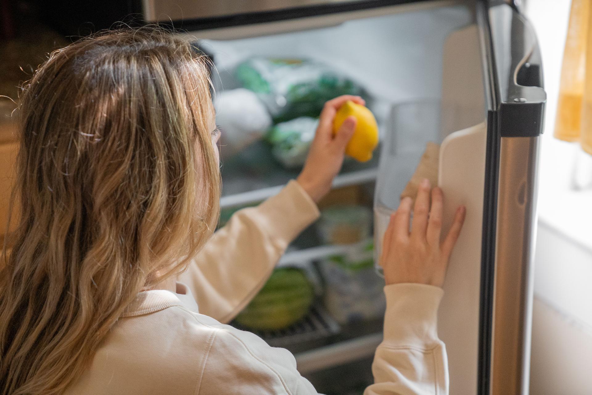 I Started Keeping a Lemon in My Fridge — and the Bad Smells Vanished — Household