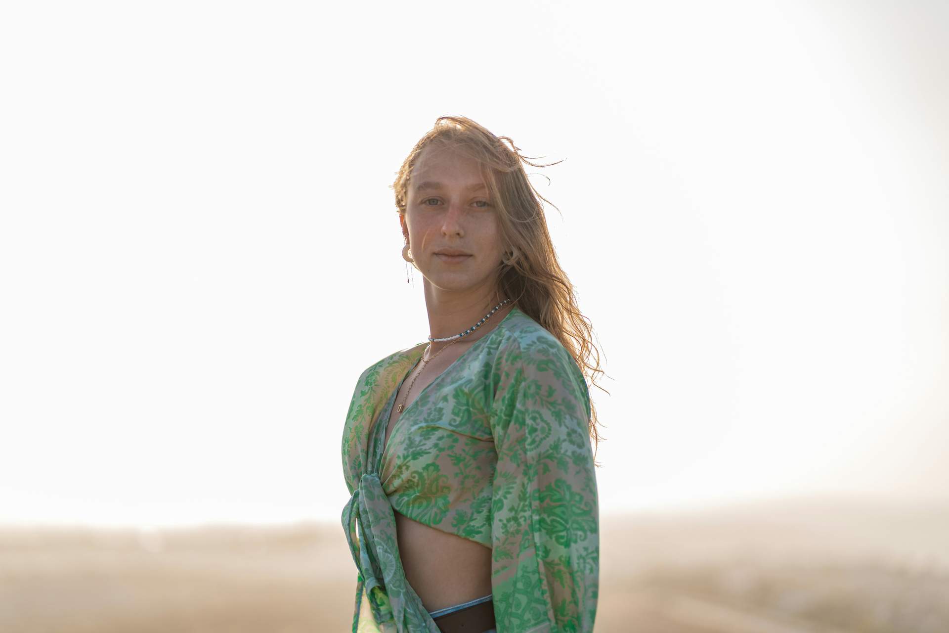4 genius ways to turn a beach scarf into a going-out top — Fashion