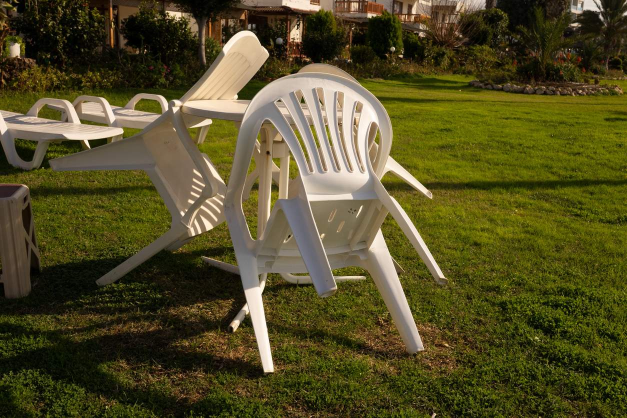 Faded plastic garden chairs? This cheap 2-ingredient trick makes them look new — Household