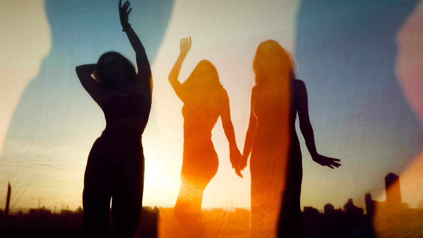 Do You Still Remember These? 10 Iconic 2000s Summer Anthems That Made the Whole Dance Floor Move — Leisure