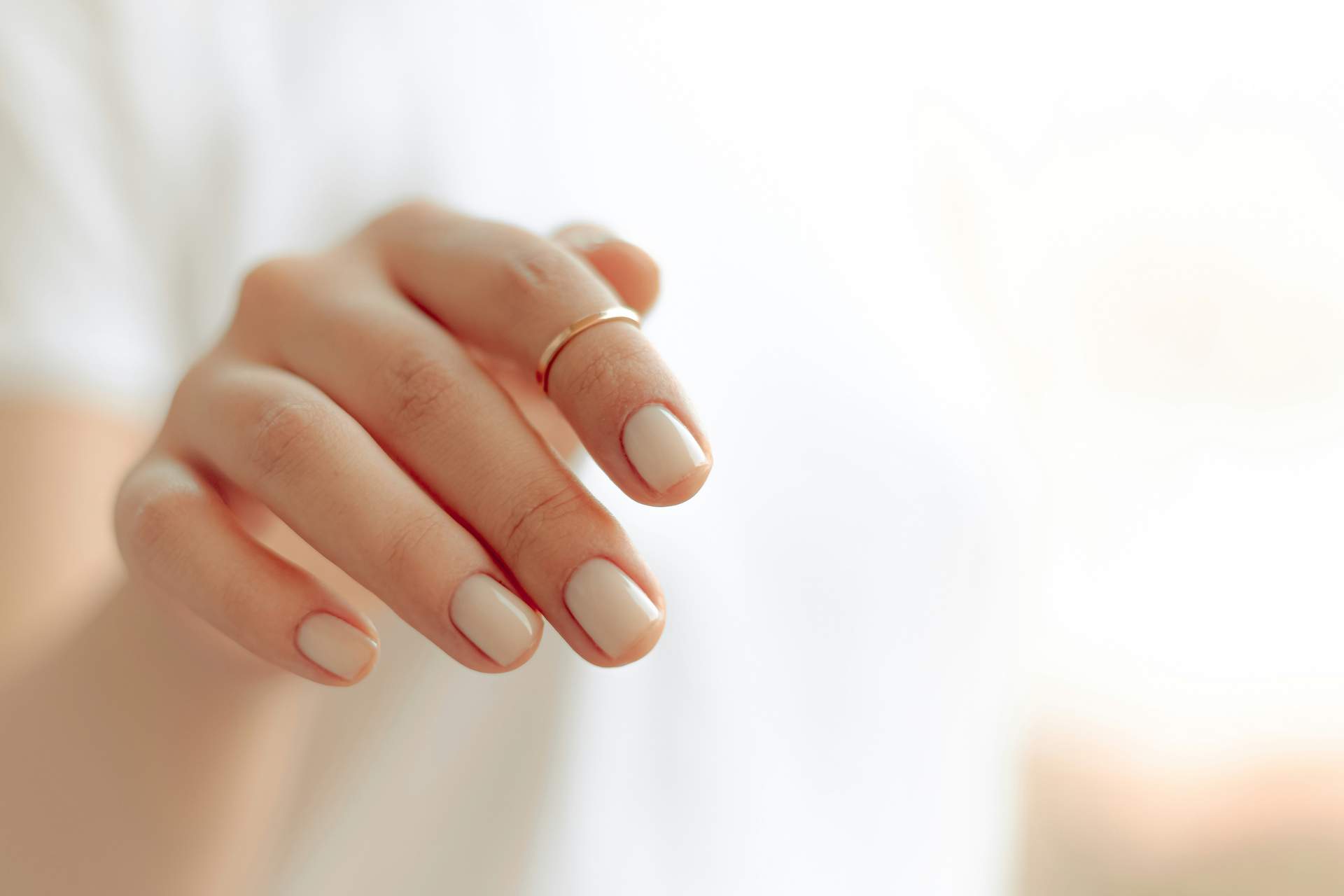 The Nail Trend Everyone Is Wearing This Fall: Minimalist Manicure — Style