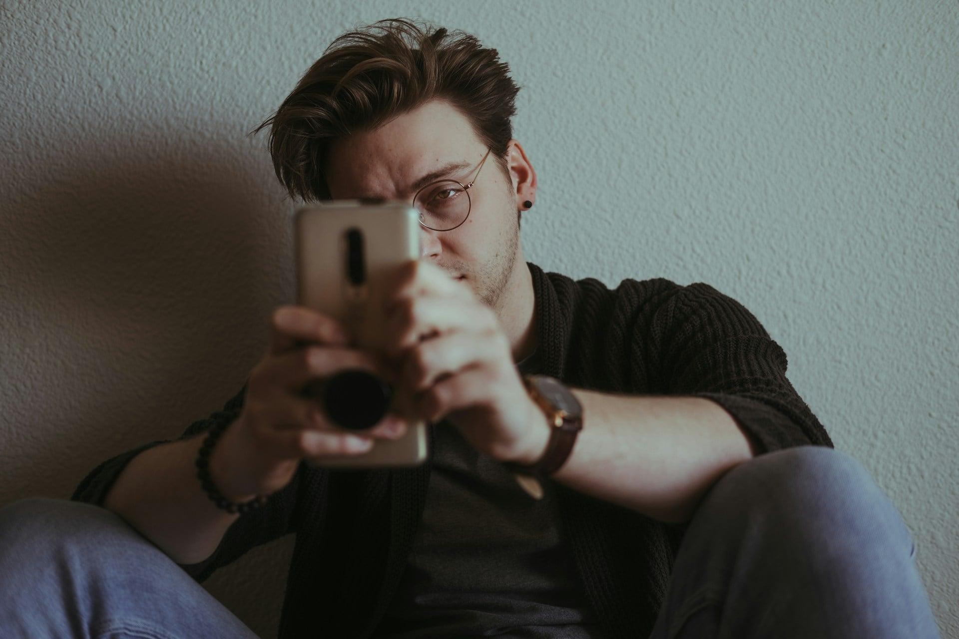 "If You Won't Even Post a Photo, What Am I Supposed to Do?" — What Men Really Notice on Dating App Profiles — Relationship