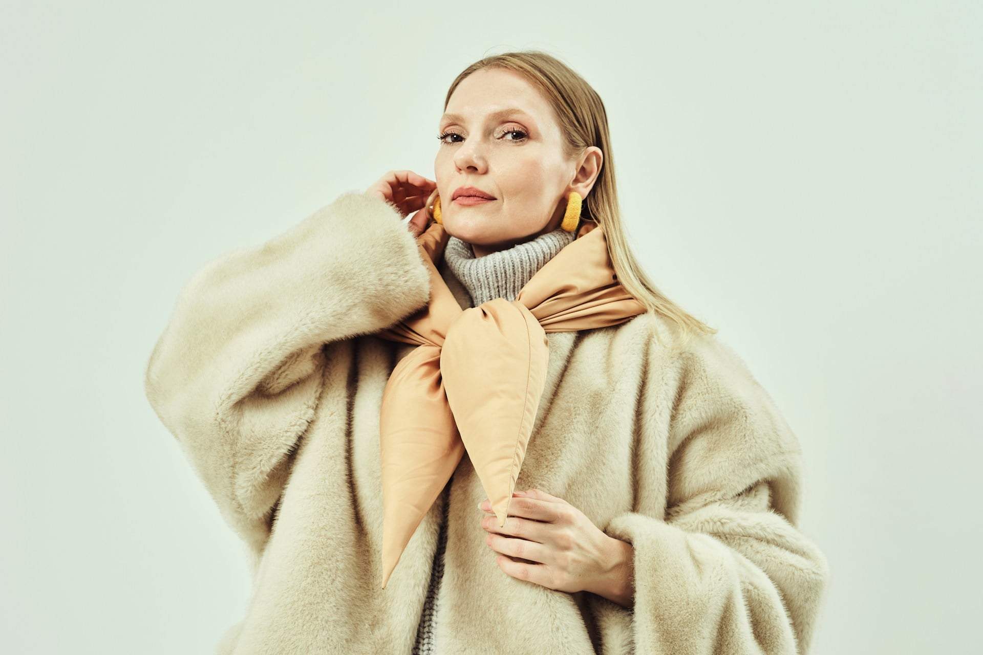 How to Tie a Scarf After 50 — This Simple Knot Will Make You Look Years Younger — Fashion