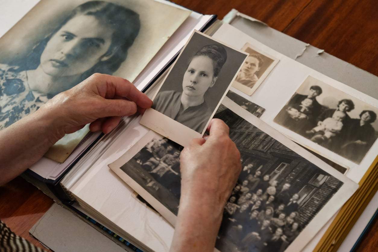 "I Found a Stranger's Wedding Photo in My Grandmother's Chest" — The Afternoon That Rewrote Our Family Tree — Family